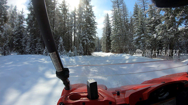 POV, ATV在早上的雪路上行驶